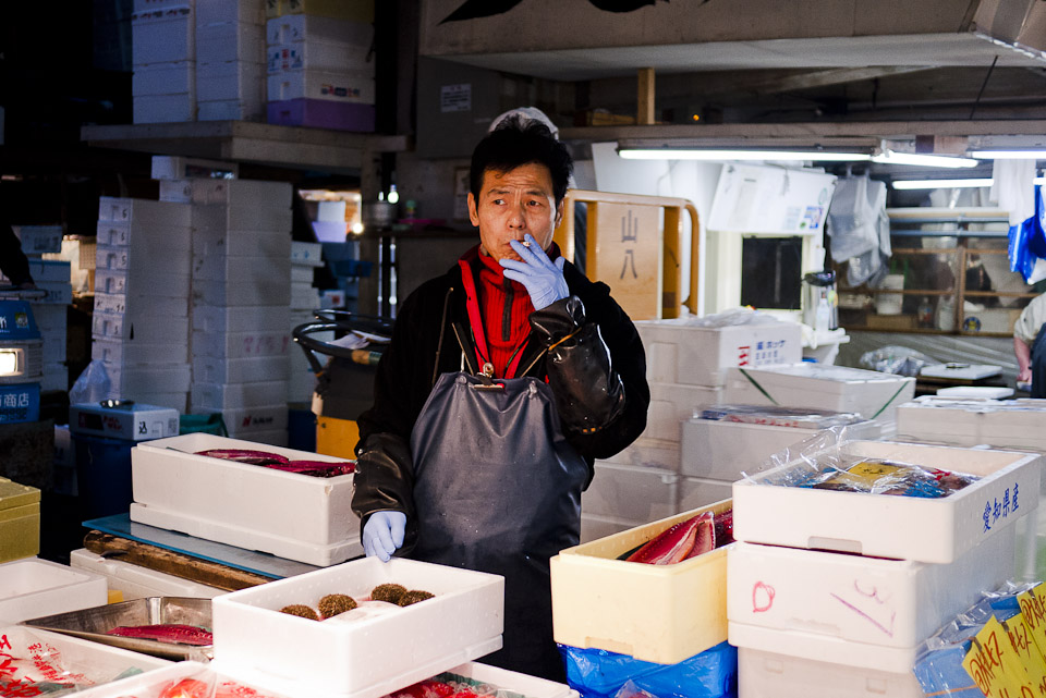 El mercado de Tsukiji  (築地市場, Tsukijishijou) El mercado de pescado más grande del mundo está en Tokyo