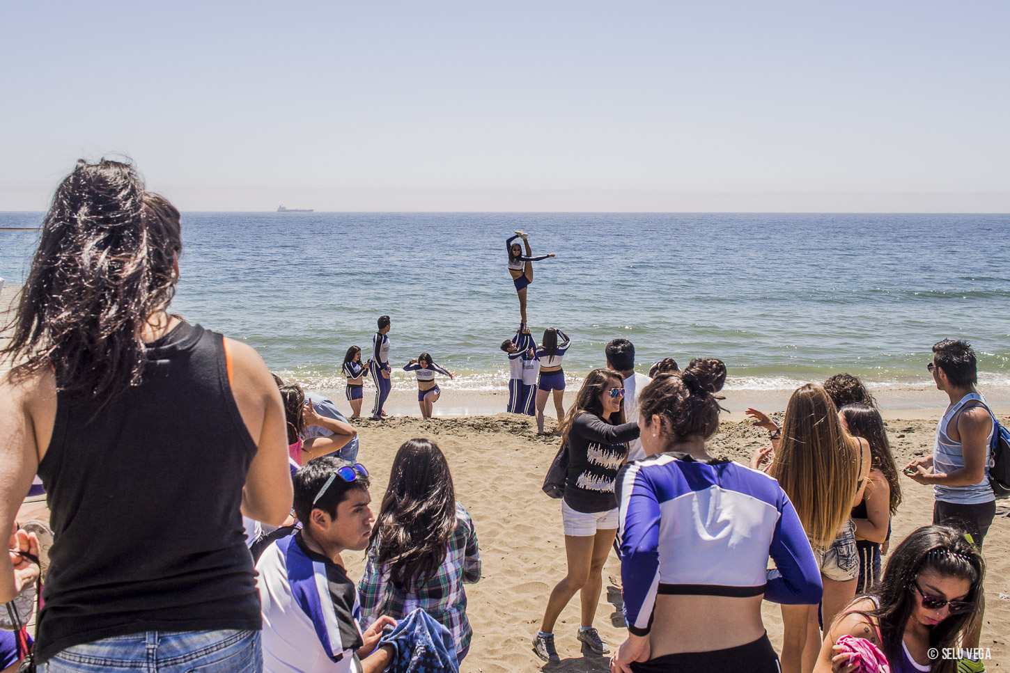 Cheerleaders en Viña del Mar Ensayando en las playas de Chile